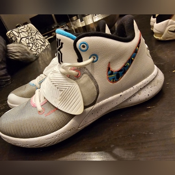 NIKE KYRIE - Picture 4 of 6